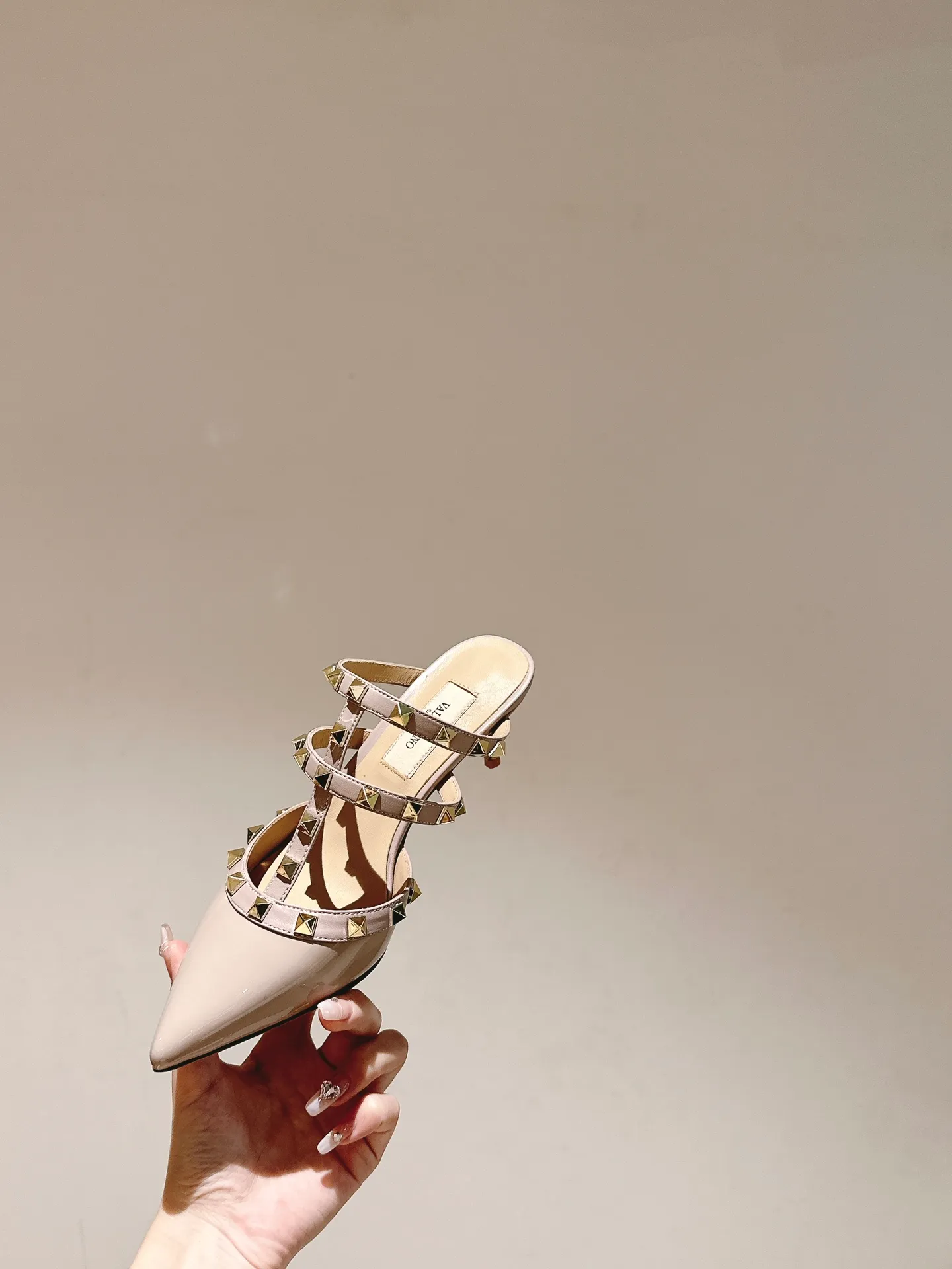 P520👟👟 ²⁰²4 𝐬𝐬 Versatile series for all seasons! Is your shoe cabinet missing a pair? [Proud] Purchasing agent level! 🔥 The entire VALENTINO series is produced by Taiwan-funded factories! Getting in and out of the counter is stress-free! ROCKSTUD Valentino studded patent leather ballet flats ONE STUD retro craft pyramid large rivet buckle flats/high heels Smooth shoe lines and awesome version Comfortable upper foot. Increases height. Looks slimmer. Elongates leg lines. Imported mirrored calfskin/cow patent leather/high-density silk material Lambskin lining Italian high-density leather outsole Size35-39 (40/41/42 can be customized) Heel height: flat/4cm/6cm/8cm ♺Full set of synchronized gift box💝packaging!